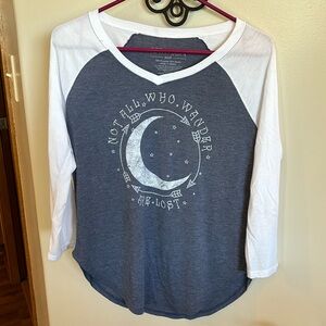 🌺Juniors small long sleeve style t-shirt.